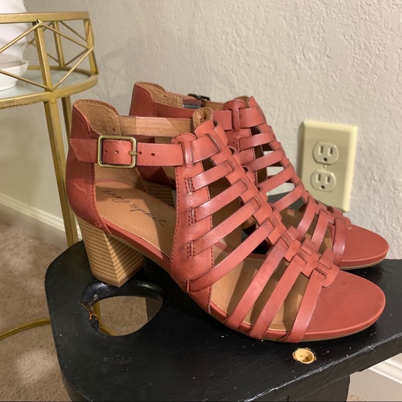 Easy Spirit Heels - Picture 1 of 7